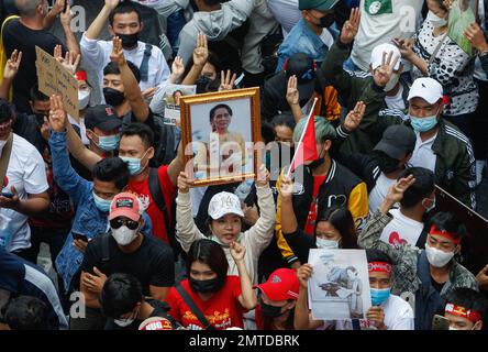 Bangkok, Thaïlande. 01st févr. 2023. Les manifestants tiennent un portrait de l'icône pro-démocratie Aung San Suu Ky et lèvent leur trois doigts pour saluer lors d'un rassemblement pour marquer le deuxième anniversaire du coup d'État au Myanmar devant l'ambassade du Myanmar à Bangkok. Les ressortissants du Myanmar vivant en Thaïlande tiennent un rassemblement à l'occasion du deuxième anniversaire du coup d'État au Myanmar. L'armée birmane a pris le pouvoir sur 1 février 2021, a évincé le gouvernement civil et a arrêté son dirigeant de facto, Aung San Suu Kyi. Crédit : SOPA Images Limited/Alamy Live News Banque D'Images