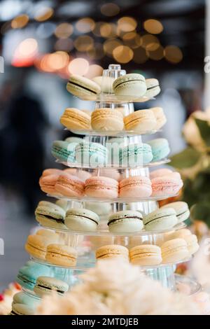 Pyramide de macarons sur la table, bar de bonbons de mariage Banque D'Images