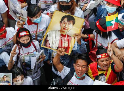 Bangkok, Thaïlande. 01st févr. 2023. Les manifestants tiennent un portrait de l'icône pro-démocratie Aung San Suu Ky et lèvent leur trois doigts pour saluer lors d'un rassemblement pour marquer le deuxième anniversaire du coup d'État au Myanmar devant l'ambassade du Myanmar à Bangkok. Les ressortissants du Myanmar vivant en Thaïlande tiennent un rassemblement à l'occasion du deuxième anniversaire du coup d'État au Myanmar. L'armée birmane a pris le pouvoir sur 1 février 2021, a évincé le gouvernement civil et a arrêté son dirigeant de facto, Aung San Suu Kyi. (Photo de Chaiwat Subprasom/SOPA Images/Sipa USA) crédit: SIPA USA/Alay Live News Banque D'Images