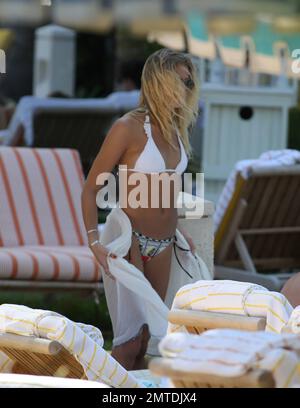 Rachel Hilbert, le modèle secret de Victoria, passe la journée à la plage avec des amis où ils ont apprécié un peu de soleil et un plongeon rafraîchissant dans l'océan. Miami Beach, Floride. 16 mars 2015. Banque D'Images