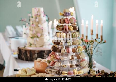 Pyramide de macarons sur la table, bar de bonbons de mariage de luxe Banque D'Images