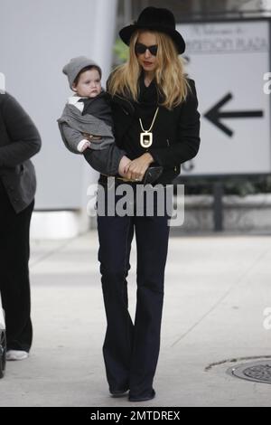 Rachel Zoe, styliste, passe une journée à faire du shopping avec son fils Skyler quelques jours avant les vacances de Noël. Zoe portait une tenue tout noire alors qu'elle portait Little Skyler à West Hollywood, CA. 19th décembre 2011. Banque D'Images