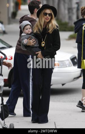 Rachel Zoe, styliste, passe une journée à faire du shopping avec son fils Skyler quelques jours avant les vacances de Noël. Zoe portait une tenue tout noire alors qu'elle portait Little Skyler à West Hollywood, CA. 19th décembre 2011. Banque D'Images