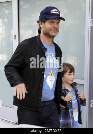 EXCLUSIF !! Rainn Wilson, la star du bureau, se fait une vague lorsqu'il arrive au match DE LA Kings au Staples Center. Los Angeles, Californie. 20th mai 2012. Banque D'Images