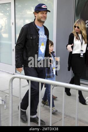 EXCLUSIF !! Rainn Wilson, la star du bureau, se fait une vague lorsqu'il arrive au match DE LA Kings au Staples Center. Los Angeles, Californie. 20th mai 2012. Banque D'Images