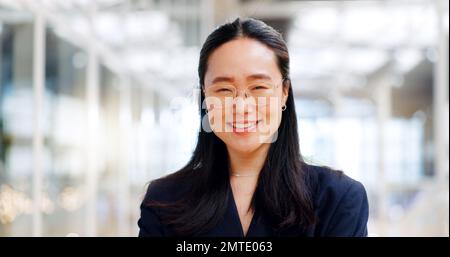 Visage, leadership d'entreprise et femme asiatique au bureau prêt à atteindre des objectifs. Chef de la direction, patron et femme entrepreneure fière, confiante et heureuse avec Banque D'Images