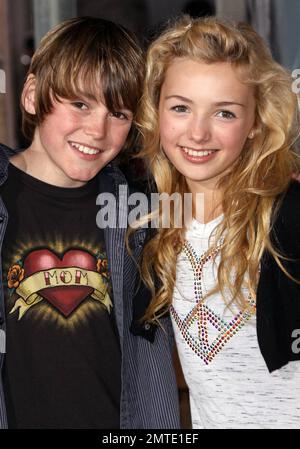 Spencer et Peyton List participant à la première de « Rango » à Los Angeles au Regency Village Theatre. Los Angeles, Californie. 2/14/11. Banque D'Images