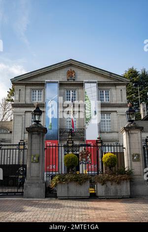 Tokyo, Japon. 1st févr. 2023. L'ambassade du Royaume-Uni de Grande-Bretagne et d'Irlande du Nord au Japon. L'actuelle ambassadrice britannique est Julia Longbottom. L'ambassade britannique au Japon est la mission diplomatique du Royaume-Uni au Japon. Elle est située à Tokyo et joue un rôle important dans la représentation des intérêts du Royaume-Uni dans le pays. L'ambassade est responsable des relations politiques, économiques et consulaires entre les deux pays. Crédit : ZUMA Press, Inc./Alay Live News Banque D'Images