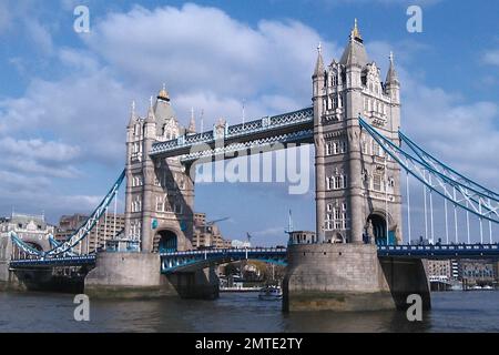 Blick über die Themse auf die Tower Bridge à Londres Banque D'Images