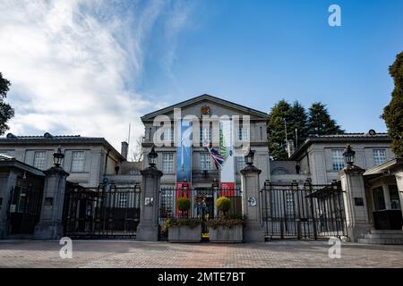 Tokyo, Japon. 1st févr. 2023. L'ambassade du Royaume-Uni de Grande-Bretagne et d'Irlande du Nord au Japon. L'actuelle ambassadrice britannique est Julia Longbottom. L'ambassade britannique au Japon est la mission diplomatique du Royaume-Uni au Japon. Elle est située à Tokyo et joue un rôle important dans la représentation des intérêts du Royaume-Uni dans le pays. L'ambassade est responsable des relations politiques, économiques et consulaires entre les deux pays. Crédit : ZUMA Press, Inc./Alay Live News Banque D'Images