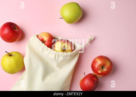 Sac écologique en coton et pommes sur fond rose, à plat Banque D'Images