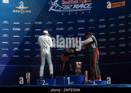 Matt Hall, Matthias Doldererer et Hannes Arch lors de la cérémonie de remise du prix de la coupe Master lors de la course Red Bull Air Race 2016. Ascot, Royaume-Uni. 14th août 2016. Banque D'Images