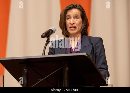 New York, États-Unis. 31st janvier 2023. Mme Melissa Fleming, Secrétaire générale adjointe à la communication mondiale, prononce une allocution d'ouverture lors d'un événement spécial intitulé "procès international fictif sur les droits de l'homme" à l'occasion de la Journée internationale de commémoration en mémoire des victimes de l'Holocauste (27 janvier) au siège des Nations Unies à New York. Les participants, étudiants de plusieurs pays, interrogent les actions et responsabilités d'Ernst Rüdin, le soi-disant père de l'hygiène raciale nazie. Crédit : SOPA Images Limited/Alamy Live News Banque D'Images