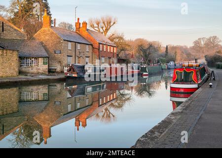 Des bateaux à rames sur le canal de Grand Union à Stoke Bruerne pendant le gel d'hiver au lever du soleil. Northamptonshire. Angleterre Banque D'Images