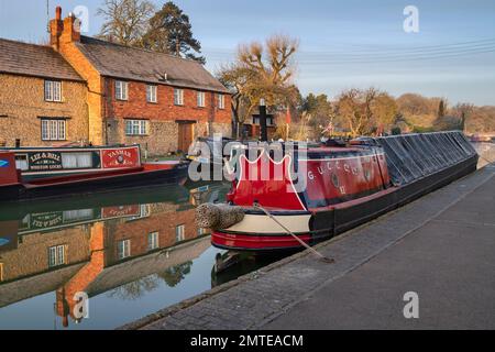 Des bateaux à rames sur le canal de Grand Union à Stoke Bruerne pendant le gel d'hiver au lever du soleil. Northamptonshire. Angleterre Banque D'Images