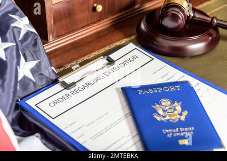 Passeports américains et juges marteau légal sur bureau en bois Banque D'Images