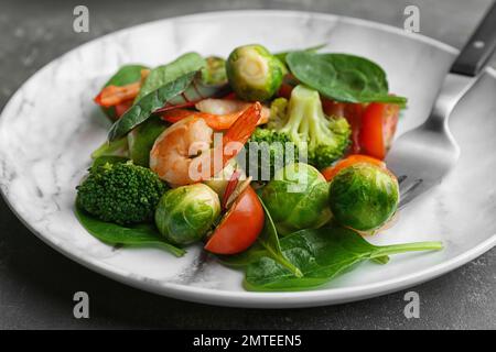 Salade savoureuse avec choux de Bruxelles sur table grise, en gros plan Banque D'Images