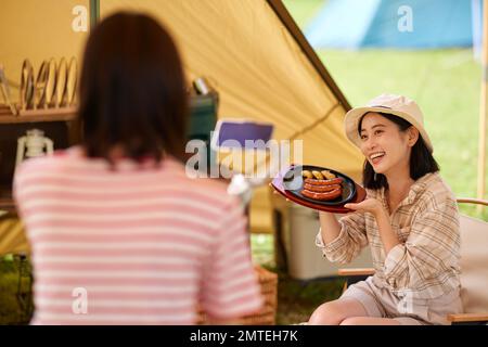 Jeunes femmes japonaises au camping Banque D'Images