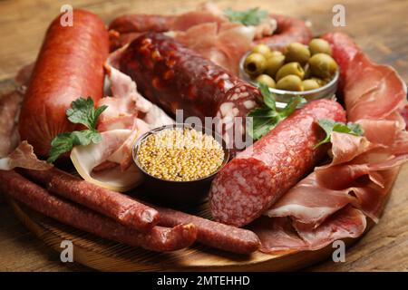 Différents types de saucisses servies sur panneau de bois, en gros plan Banque D'Images