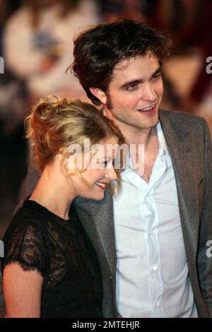 Emilie de Ravin et Robert Pattinson à la première britannique de « Remember Me » à Leicester Square. Londres, Royaume-Uni. 3/17/10. Banque D'Images