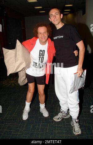 Exclusif !! Le gourou de fitness Richard Simmons pose pour des photos avec un ami. Richard a été vu porter ses oreillers préférés quand il a pris l'avion de Los Angeles. Miami, Floride. 3/26/09. Banque D'Images