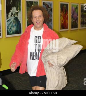 Exclusif !! Le gourou de fitness Richard Simmons pose pour des photos avec un ami. Richard a été vu porter ses oreillers préférés quand il a pris l'avion de Los Angeles. Miami, Floride. 3/26/09. Banque D'Images