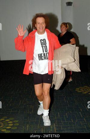 Exclusif !! Le gourou de fitness Richard Simmons pose pour des photos avec un ami. Richard a été vu porter ses oreillers préférés quand il a pris l'avion de Los Angeles. Miami, Floride. 3/26/09. Banque D'Images