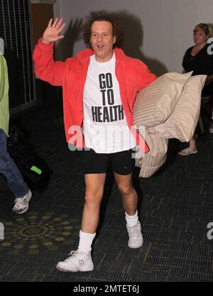 Exclusif !! Le gourou de fitness Richard Simmons pose pour des photos avec un ami. Richard a été vu porter ses oreillers préférés quand il a pris l'avion de Los Angeles. Miami, Floride. 3/26/09. Banque D'Images