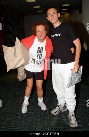 Exclusif !! Le gourou de fitness Richard Simmons pose pour des photos avec un ami. Richard a été vu porter ses oreillers préférés quand il a pris l'avion de Los Angeles. Miami, Floride. 3/26/09. Banque D'Images