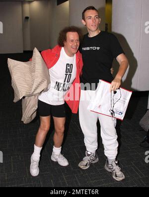 Exclusif !! Le gourou de fitness Richard Simmons pose pour des photos avec un ami. Richard a été vu porter ses oreillers préférés quand il a pris l'avion de Los Angeles. Miami, Floride. 3/26/09. Banque D'Images