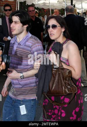 Cet après-midi, on a vu Ricki Lake se haller à l'Ivy avec son mari Rob Sussman et un ami. Ricki était habillé pour le printemps dans une robe noire aérée et fuschia. Los Angeles, Californie. 4/17/08. Banque D'Images