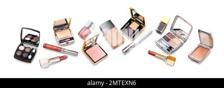 Ensemble horizontal de produits de maquillage sur fond blanc avec une ombre molle. Utile pour la conception de bannières Web. Banque D'Images