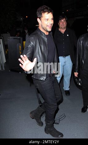 La superstar pop Ricky Martin rend visite à « Larry King Live » dans les studios CNN à Hollywood. Martin, qui était tous souriant pour les caméras, a pris le temps de signer des autographes pour les fans et de répondre à quelques questions à l'extérieur du bâtiment. Ricky a récemment publié son nouveau livre 'Me' qui raconte l'histoire de sa vie, y compris devenir un père de jumeaux et sortir du placard. Los Angeles, Californie. 11/9/10. Banque D'Images