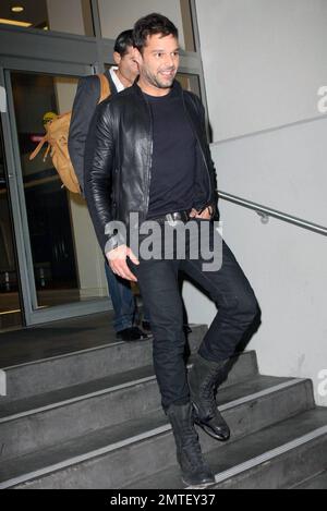 La superstar pop Ricky Martin rend visite à « Larry King Live » dans les studios CNN à Hollywood. Martin, qui était tous souriant pour les caméras, a pris le temps de signer des autographes pour les fans et de répondre à quelques questions à l'extérieur du bâtiment. Ricky a récemment publié son nouveau livre 'Me' qui raconte l'histoire de sa vie, y compris devenir un père de jumeaux et sortir du placard. Los Angeles, Californie. 11/9/10. Banque D'Images