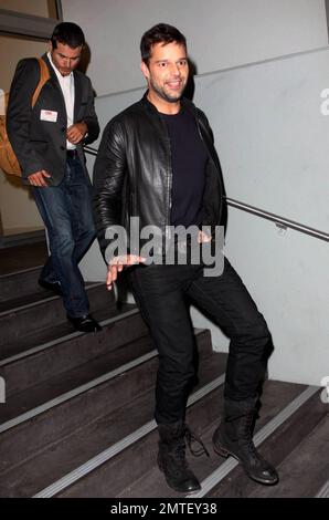 La superstar pop Ricky Martin rend visite à « Larry King Live » dans les studios CNN à Hollywood. Martin, qui était tous souriant pour les caméras, a pris le temps de signer des autographes pour les fans et de répondre à quelques questions à l'extérieur du bâtiment. Ricky a récemment publié son nouveau livre 'Me' qui raconte l'histoire de sa vie, y compris devenir un père de jumeaux et sortir du placard. Los Angeles, Californie. 11/9/10. Banque D'Images