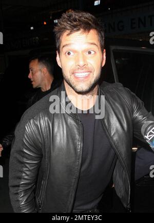 La superstar pop Ricky Martin rend visite à « Larry King Live » dans les studios CNN à Hollywood. Martin, qui était tous souriant pour les caméras, a pris le temps de signer des autographes pour les fans et de répondre à quelques questions à l'extérieur du bâtiment. Ricky a récemment publié son nouveau livre 'Me' qui raconte l'histoire de sa vie, y compris devenir un père de jumeaux et sortir du placard. Los Angeles, Californie. 11/9/10. Banque D'Images