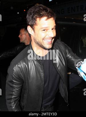 La superstar pop Ricky Martin rend visite à « Larry King Live » dans les studios CNN à Hollywood. Martin, qui était tous souriant pour les caméras, a pris le temps de signer des autographes pour les fans et de répondre à quelques questions à l'extérieur du bâtiment. Ricky a récemment publié son nouveau livre 'Me' qui raconte l'histoire de sa vie, y compris devenir un père de jumeaux et sortir du placard. Los Angeles, Californie. 11/9/10. Banque D'Images
