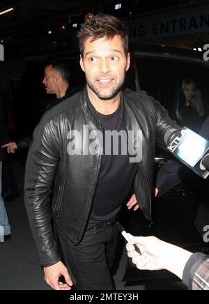 La superstar pop Ricky Martin rend visite à « Larry King Live » dans les studios CNN à Hollywood. Martin, qui était tous souriant pour les caméras, a pris le temps de signer des autographes pour les fans et de répondre à quelques questions à l'extérieur du bâtiment. Ricky a récemment publié son nouveau livre 'Me' qui raconte l'histoire de sa vie, y compris devenir un père de jumeaux et sortir du placard. Los Angeles, Californie. 11/9/10. Banque D'Images
