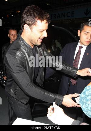 La superstar pop Ricky Martin rend visite à « Larry King Live » dans les studios CNN à Hollywood. Martin, qui était tous souriant pour les caméras, a pris le temps de signer des autographes pour les fans et de répondre à quelques questions à l'extérieur du bâtiment. Ricky a récemment publié son nouveau livre 'Me' qui raconte l'histoire de sa vie, y compris devenir un père de jumeaux et sortir du placard. Los Angeles, Californie. 11/9/10. Banque D'Images