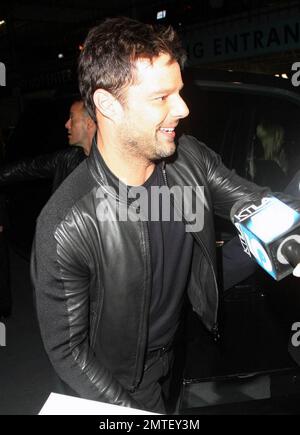 La superstar pop Ricky Martin rend visite à « Larry King Live » dans les studios CNN à Hollywood. Martin, qui était tous souriant pour les caméras, a pris le temps de signer des autographes pour les fans et de répondre à quelques questions à l'extérieur du bâtiment. Ricky a récemment publié son nouveau livre 'Me' qui raconte l'histoire de sa vie, y compris devenir un père de jumeaux et sortir du placard. Los Angeles, Californie. 11/9/10. Banque D'Images