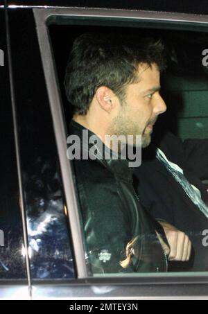 La superstar pop Ricky Martin rend visite à « Larry King Live » dans les studios CNN à Hollywood. Martin, qui était tous souriant pour les caméras, a pris le temps de signer des autographes pour les fans et de répondre à quelques questions à l'extérieur du bâtiment. Ricky a récemment publié son nouveau livre 'Me' qui raconte l'histoire de sa vie, y compris devenir un père de jumeaux et sortir du placard. Los Angeles, Californie. 11/9/10. Banque D'Images