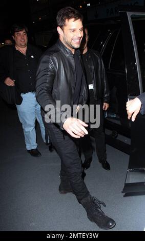 La superstar pop Ricky Martin rend visite à « Larry King Live » dans les studios CNN à Hollywood. Martin, qui était tous souriant pour les caméras, a pris le temps de signer des autographes pour les fans et de répondre à quelques questions à l'extérieur du bâtiment. Ricky a récemment publié son nouveau livre 'Me' qui raconte l'histoire de sa vie, y compris devenir un père de jumeaux et sortir du placard. Los Angeles, Californie. 11/9/10. Banque D'Images