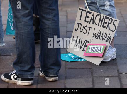 Leicester, Leicestershire, Royaume-Uni. 1st février 2023. Des enseignants en grève du Syndicat national de l'éducation (NEU) assistent à un rassemblement lors d'un différend sur la rémunération. Credit Darren Staples/Alay Live News. Banque D'Images