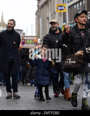 Leicester, Leicestershire, Royaume-Uni. 1st février 2023. Un enfant assiste à un rassemblement avec des enseignants en grève du Syndicat national de l'éducation (NEU) lors d'un différend sur la rémunération. Credit Darren Staples/Alay Live News. Banque D'Images