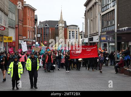 Leicester, Leicestershire, Royaume-Uni. 1st février 2023. Des enseignants en grève du Syndicat national de l'éducation (NEU) assistent à un rassemblement lors d'un différend sur la rémunération. Credit Darren Staples/Alay Live News. Banque D'Images