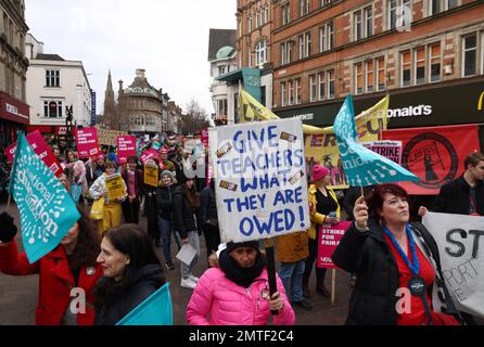 Leicester, Leicestershire, Royaume-Uni. 1st février 2023. Des enseignants en grève du Syndicat national de l'éducation (NEU) assistent à un rassemblement lors d'un différend sur la rémunération. Credit Darren Staples/Alay Live News. Banque D'Images