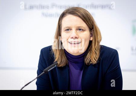 Hanovre, Allemagne. 01st févr. 2023. Julia Willie Hamburg (Bündnis 90/Die Grünen), ministre de l'éducation de la Basse-Saxe, prend la parole lors d'une conférence de presse sur la moitié 2nd de l'année scolaire. Credit: Moritz Frankenberg/dpa/Alay Live News Banque D'Images