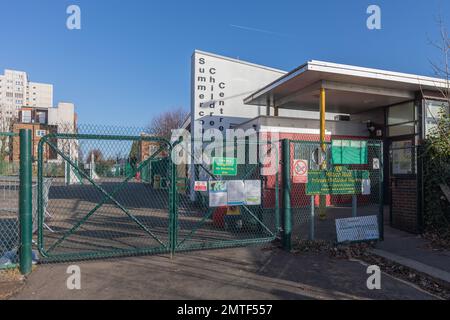 Westcliff on Sea, Royaume-Uni. 1st févr. 2023. École primaire de Milton Hall. Les écoles se sont fermées alors que les enseignants d'Angleterre et du pays de Galles sont en grève dans le cadre d'un conflit sur la rémunération. Les députés DE NEU veulent une augmentation de 12 p. 100, le gouvernement offrant une augmentation de 5 p. 100. Penelope Barritt/Alamy Live News Banque D'Images