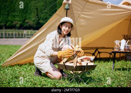 Jeune japonaise au camping Banque D'Images