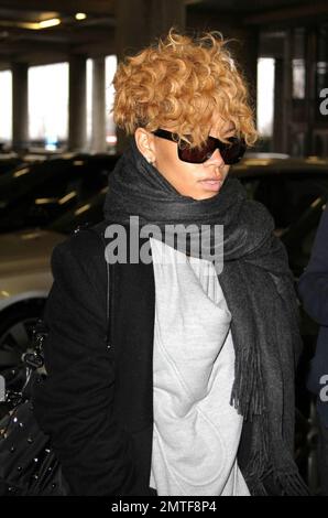 Rihanna arrive de Norvège à Londres où elle doit prendre part à un téléthon en Haïti. Jay-Z, Coldplay et Bono ont également accepté de se produire demain pour recueillir des fonds pour la nation dévasté par le tremblement de terre. Londres, Royaume-Uni 1/22/10 . Banque D'Images